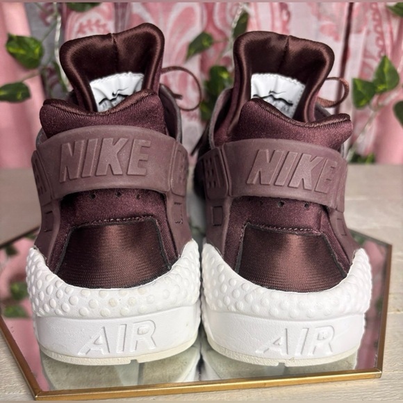 LAST CHANCE Nike Women's Sneakers in Burgundy and White - Picture 5 of 9
